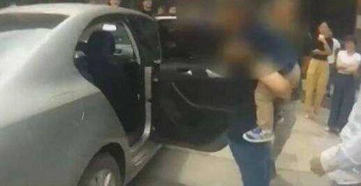 6岁男童被锁车内热死 从停车到事发只有2小时