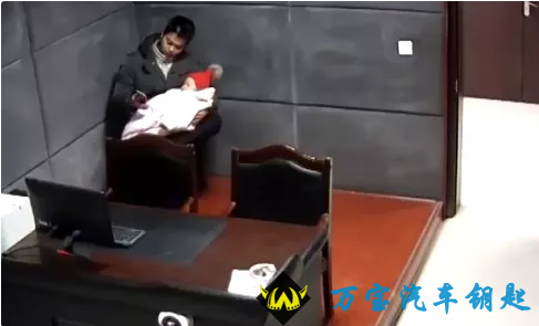 错心男子将1岁外孙锁家中出门盗窃被抓,民警化身“温柔奶爸”彻