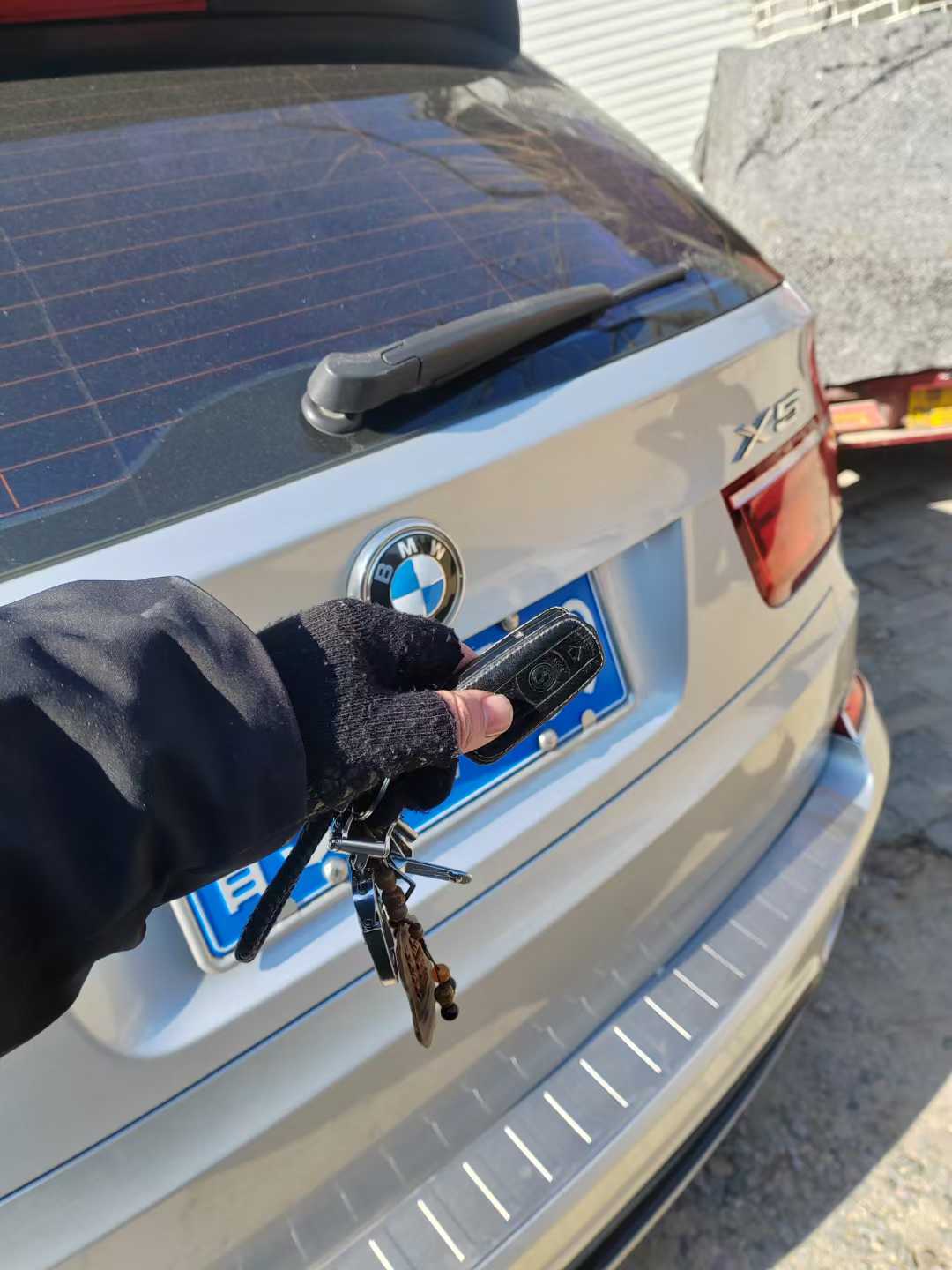 莱芜15年进口宝马X5无损开锁,车钥匙锁车里怎么办