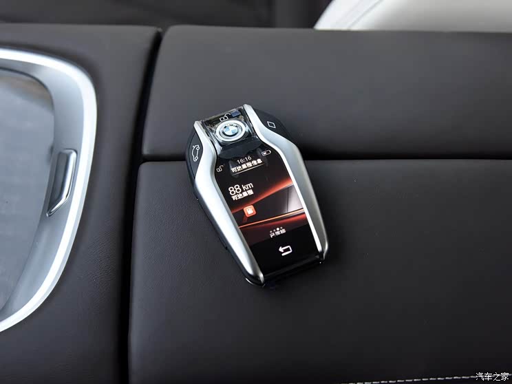 触控液晶屏钥匙，是指在遥控钥匙的基础上增加了一块液晶触控屏幕，除了能够实现常规的开门锁车功能，还能实现自动泊车、查看车辆信息等功能。

汽车之家

    触控液晶屏钥匙能够为车主带来更多操作空间，并且外观科技感十足颜值较高，但缺点也难以避免，例如较大的体积不易携带，屏幕发热及电池续航时间相对较短等，相信随着相关技术的不断突破，触控液晶屏钥匙能够以更强的性能，更实惠的价格成为一款优秀的产品。